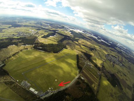 Der Breitscheider Verkehrsflugplatz aus nord-östlicher Richtung. Der Pfeil markiert den Bereich, in dem das neue Sportzentrum von „Skydive Westerwald“ entstehen soll. (Foto: Michael Wagner)