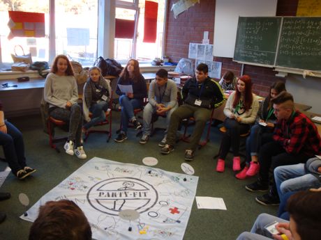Fit für die Party dank „Party-FIT“ – Schülerinnen und Schüler lernen beim Planspiel der Fachstelle für Suchtprävention und -koordination des Kreises Siegen-Wittgenstein, dass eine gelungene Feier auch ohne Alkohol möglich ist. (Foto: Kreis)