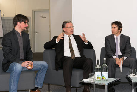 Sparkassen-Vorstand Harald Peter (M.) in der Diskussion mit Martin Gaedt (l.) und Moderator Prof. Dr. Christoph Strünck. (Fotos: Uni)