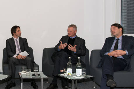 IHK-Hauptgeschäftsführer Klaus Gräbener (M.) bezog klar Position. Links Moderator Prof. Dr. Christoph Strünck (l.), rechts Frank Luschei