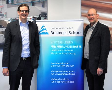 André Barten (links), Geschäftsführer von Achenbach Buschhütten und Prof. Dr. Volker Stein, Vorstand der Universität Siegen Business School. (Foto: Uni)