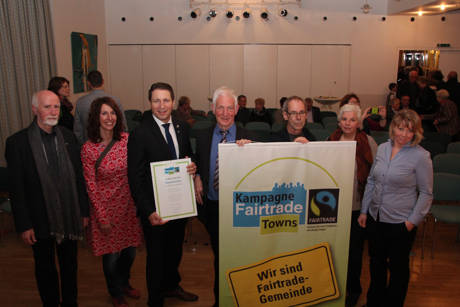 Martin Gerke, Nicole Morgenschweis (beide Steuerungsgruppe), Bürgermeister Bernhard Baumann, Ehrenbotschafter Manfred Holz, Heinz-Werner Feuring, Kathrin Sauer und Manuela Köninger (Steuerungsgruppe, es fehlen Miriam Sander, Elke Feuring und Michael Utsch) freuten sich mit vielen Neunkirchener Bürgerinnen und Bürgern darüber, dass Neunkirchen als Fairtrade-Town zertifiziert wurde. (Foto: Diethelm Stäudtner-Sauer)