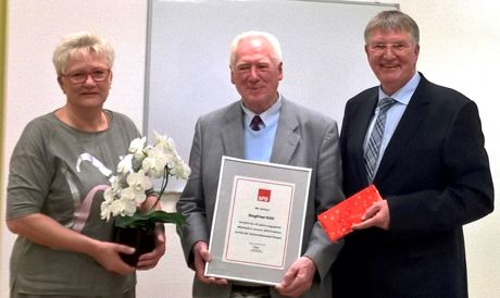 Siegfried Köhl (m.) wurde anlässlich seines diesjährigen 80. Geburtstags für 40 Jahre kommunalpolitische Tätigkeit vom Vorsitzenden der SPD-Fraktion im Rat der Universitätsstadt Siegen, Detlef Rujanski, und seiner Stellvertreterin Angelika Flohren ausgezeichnet. (Foto: SPD)