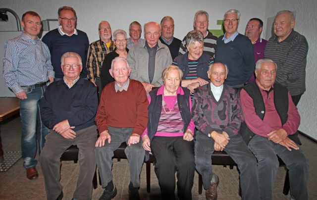 Hinten stehend von rechts nach links: Olaf Kohn, Volker Knuff, Hans Schneider, Monika Sprenger, Dietwald Ohrndorf, Berthold Brütting, Günter Sprenger, Karin Weber, Horst Klappert, Adalbert Roßbach, Gerd Dreisbach, Friedrich Sprenger. Sitzend von rechts nach links: Günter Zimmermann, Siegfried Althaus, Laura Becker, Ernst Mehling, Ernst Dittmann. (Foto: Verein)