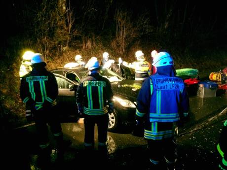 2016-01-07_Bad Laasphe_Frontalunfall bei Bad Laasphe forderte drei Verletzte_Foto_Feuerwehr_01