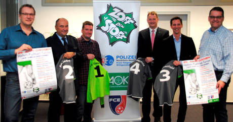 2143 Euro Überschuss. Über dieses Ergebnis freuen sich auf unserem Foto von links Kriminalhauptkommissar Thorsten Heider, Polizeidirektor Wilfried Bergmann, Heiko Buckard, Jugendkoordinator FC Eiserfeld, AOK-Regionaldirektor Dirk Schneider, Landrat und Schirmherr Andreas Müller und FC Eiserfeld-Jugendleiter Maik Otto. (Foto: AOK)