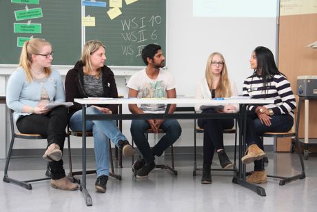 Im Rollenspiel diskutierten die Schüler und stellten den Standpunkt eines italienischen Bürgermeisters oder des deutschen Innenministers dar. (Foto: Berufskolleg)