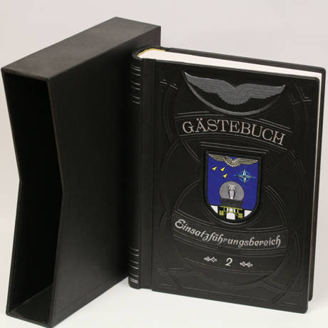 Das neue Gästebuch des Einsatzführungsbereich 2. Im Jubiläumsjahr des Standortes, denn die Garnison wird in diesem Jahr stolze 50 Jahre, musste einfach etwas neues und würdevolles herbei.