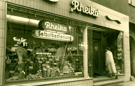 Ein Blick auf die Schaufensterauslage der Rheika-Filiale in der Siegener Bahnhofstraße im Jahr 1956. (Foto: Stadtarchiv Siegen)