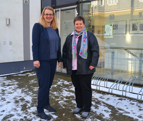 Die SPD-Landtagsabgeordnete Tanja Wagener (r.) traf sich im Freudenberger Rathaus mit der neu gewählten Bürgermeisterin Nicole Reschke zu einem ersten offiziellen Gespräch.