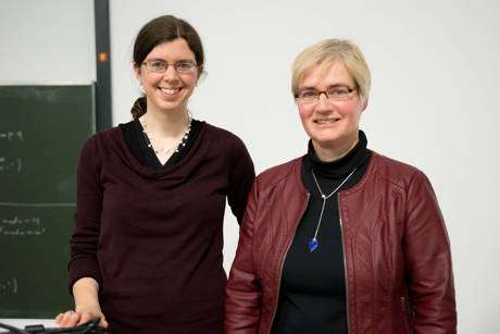 Referentin Dr. Martina Pauli (links) neben Prof. Dr. Klaudia Witte, Organisatorin des Kolloquiums. (Foto: Uni)