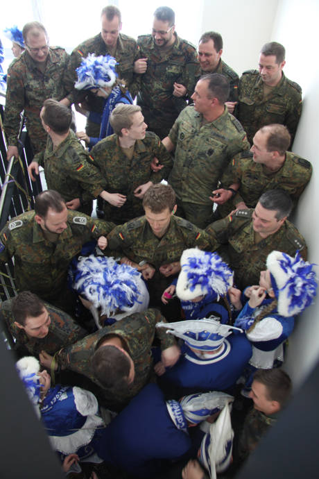 Auch in diesem Jahr hielt das Bollwerk der Soldaten des Stabes dem Ansturm der Jecken des Erndtebrücker Carneval Clubs nicht stand. (Foto: Peter Hanke)