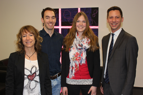 Empfang der neuen Stipendiaten im Kreishaus (v.l.): Ira Dexling, Geschäftsführerin Studienförderfonds Siegen, Magnus Reifenrath, Tabea Rasche und Landrat Andreas Müller.