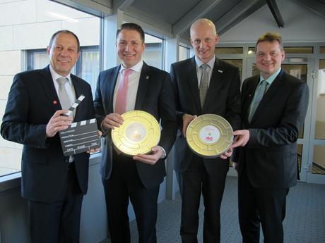 Die beiden Bürgermeister Bernhard Baumann und Christoph Ewers (Mitte) freuen sich über ein ganz außergewöhnliches Geschenk, das ihnen die Sparkasse Burbach-Neunkirchen – vertreten durch den Vorstandsvorsitzenden Wolfgang Franz (links) und Vorstandsmitglied Frank Podehl (rechts) - zum Geschenk gemacht hat.