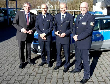 v.l. Landrat Frank Beckehoff, EPHK Christoph Bankstahl (Wachleiter Lennestadt), EPHK Matthias Giese (Wachleiter Olpe), Polizeidirektor Diethard Jungermann. (Foto: Polizei)