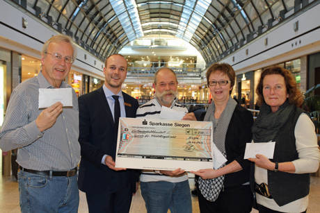 Wolfgang Hobinka (Kindernothilfe), Center Manager Patrick Homm, Reimund Ditsche (Stitching for School an Life), Susanne Jukic (Soroptimist International Club Siegen) und Angela Gruß (UNICEF) (Foto: ECE)