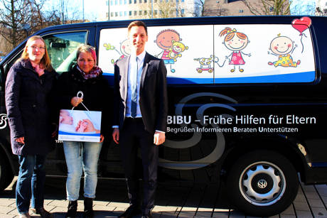 Landrat Andreas Müller übergibt VW-Bus: Laura Scholl und Silke Schrörs fahren künftig mit dem „BIBU-Mobil“ zu Willkommensbesuchen bei frischgebackenen Eltern. (Foto: Kreis)