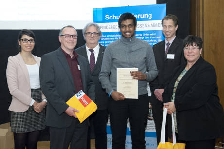 Feierstunde zum Landesseminars für begabte Chemie-Schüler mit Urkundenübergabe der Chemie-Olympiade: (v. l.) Mona Hinz (Bayer Science & Education Foundation), Dr. Dirk Schmitz (Peter-Paul-Rubens-Gymnasium), Joachim Köpke (Ministerium für Schule und Weiterbildung NRW), Sai Agash Surendran (Peter-Paul-Rubens-Gymnasium), Dirk Schnelle (Bezirksregierung Köln) und Birgit Vieler (Landesbeauftragte NRW IChO).