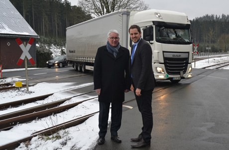 Ortstermin am Bahnübergang „Grünewald“ zwischen Altenteich und Erndtebrück: Falk Heinrichs (MdL) und BM Henning Gronau (r.) setzen sich für eine vernünftige Sicherung der unbeschrankten Bahnübergänge entlang der B 62 ein.