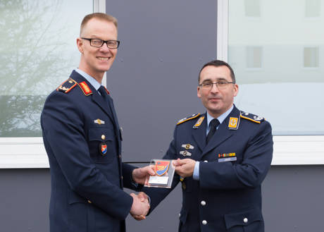 Brigadegeneral Stefan Lüth überreicht Oberstleutnant Michael Jäger das Wappen des Luftwaffentruppenkommandos.(Foto: Bundeswehr, Andreas Nega)