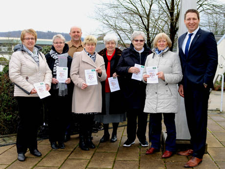 Bürgermeister Bernhard Baumann (links), Fachbereichsteiler Johannes Schneider (hinten), Renate Wingenroth (dritte von links) und ihr Team freuen sich auf die 10. Neunkirchener Gesundheitswoche vom 7. bis 11. März. (Foto: Gemeinde Neunkirchen)