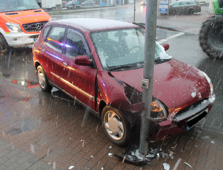 Das Auto des Seniors landete vor dem Masten der Ampelanlage. Foto: Kreispolizeibehörde Hochsauerlandkreis