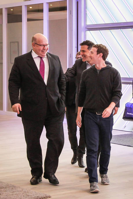 Peter Altmaier, Bundesminister für besondere Aufgaben und Chef des Bundeskanzleramtes, trifft Mark Zuckerberg, Facebook CEO, im Innovation Hub von Facebook in Berlin.(Foto: obs/Facebook)