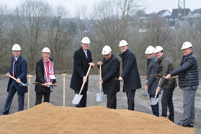 Ralf Utsch – Architekt und Partner des Architekturbüros und unser „Projektsteuerer“, Manfred Utsch (Erich Utsch AG, bisheriger Eigentümer unseres Baugrundstückes), Dr. Michael Piepenstock – Geschäftsführender Gesellschafter der Ernst Piepenstock GmbH & Co. KG, Jörg Schiffer – Geschäftsführer der HABAU Vertrieb von Stahlhallen GmbH und unser Generalunternehmer, Uwe Rodemerk – Geschäftsleiter Porsche Zentrum Siegen, Dirk Niehsen – Architekt der HABAU GmbH und der für unser Bauobjekt zuständige Architekt, Oliver Engbrocks – Leiter Vertrieb - Vertriebsgebiet West/Mitte Porsche Deutschland GmbH, Edmund Weiß – Gesamtgeschäftsführer Porsche der Ernst Piepenstock GmbH & Co. KG (Foto: Porsche Zentrum Siegen)