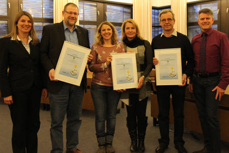v.l.n.r.: Bürgermeisterin Christa Schuppler(l.) und RWE-Kommunalbetreuer Stefan Engelberth (r.) umrahmen die Preisträger des Wilnsdorfer RWE-Klimaschutzpreises2015: Christof Quandel vom CVJM-Kreisverband Siegerland, die Umwelt-AG der Grundschule Rudersdorf (vertreten durch Schulleiterin Felicitas Arndt und OGS-Koordinatorin Claudia Mockenhaupt)und den Anzhäuser Ulrich Neef (Foto: Gemeinde Wilnsdorf)