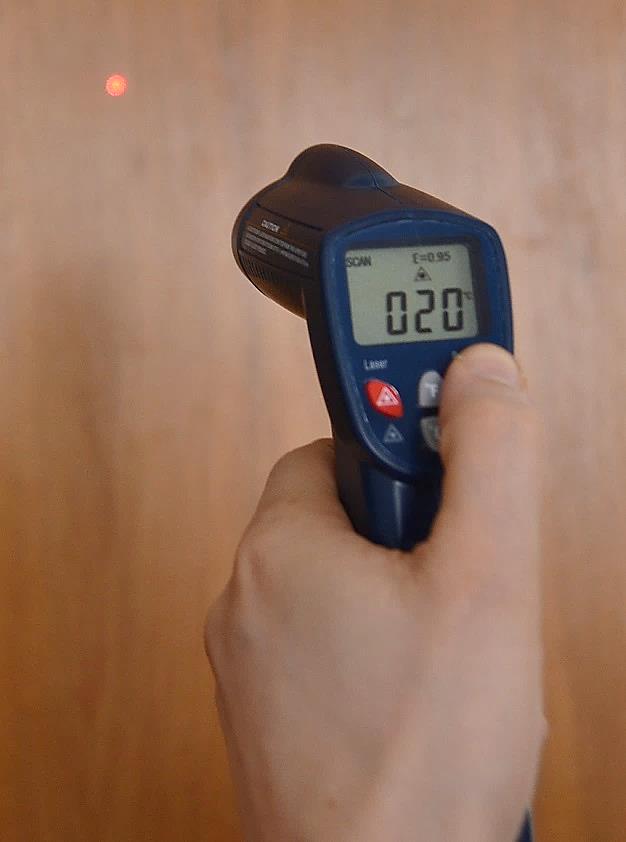 Mit einem Infrarotthermometer lassen sich Oberflächentemperaturen ermitteln. So können Schwachstellen aufgespürt werden. Fotos (2): Stadt Hilchenbach