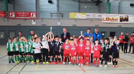 Die Siegerehrung mit Bürgermeister Steffen Mues und den Mannschaften Rot-Weiss Lüdenscheid, Hammer SpVg, KSV Hessen-Kassel, TuS Erndtebrück und der SpVg Bürbach. Foto: Verein
