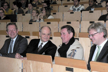 Feierstunde im Audimax (von links): Bürgermeister Steffen Mues, Prof. Dr. Bodo Gemper, Rektor Prof. Dr. Holger Burckhart und Prof. Dr. Nils Goldschmidt. (Foto: Uni)