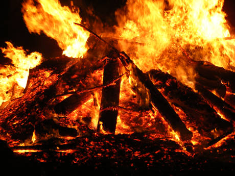 Bei den Hexenverbrennungen wurden die Verurteilten über schnell brennbarem Material an einen Pfahl gebunden und bei lebendigem Leibe verbrannt. (Foto: Nadine Krauß / pixelio.de)