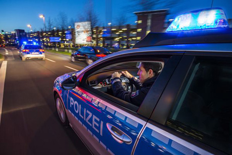 Polizei Streifenwagen bei Alarmfahrt mit Blaulich. Foto: Jochen Tack