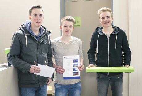 Das Sieger-Team mit ihrer Papierbrücke, die 47,4 Kilogramm standgehalten hat. Foto: Uni Siegen