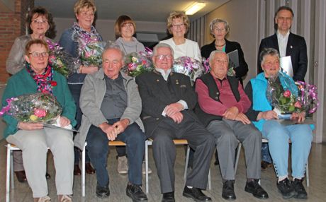 Die Jubilare des TVG Buschhütten: Annemarie Schneider, Berthold Brütting, Günter Zimmermann, Ernst Mehling, Karin Weber, Stehend: Angelika Siegert, Christiane Stimmermann, Dr. Petra Billich, Renate Berg, Elisabeth Treude und Frank Weber. Foto: Verein