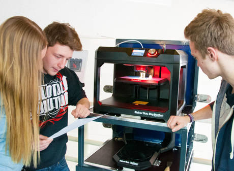 Die angehenden Technischen Produktdesigner der Klasse P24 erleben die faszinierende Welt des 3D-Drucks. (Foto: Schule)