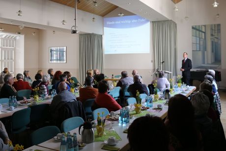 Die moderne Fußchirurgie stand im Zentrum des Vortrags von Dr. Hanno Huflage. Für die Patienten sind Operationsmethoden wichtig, die die normale Anatomie, Belastbarkeit und Gehfähigkeit wiederherstellen. Foto: Gemeinde