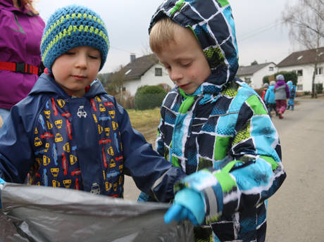 Mit Feuereifer beteiligten sich auch die Neunkirchener Kinder und Jugendlichen an der gemeindeweiten Jahresreinigungsaktion. Auch die Kinder der Tagesstätte „Mittendrin“ halfen dabei, die Kommune von Müll zu befreien. (Foto: Gemeinde Neunkirchen)