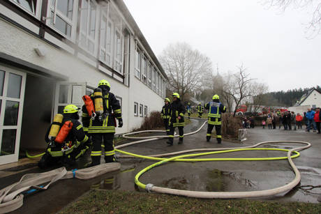 Die Löschgruppen aus Anzhausen, Flammersbach, Gernsdorf, Oberdielfen, Rudersdorf und Wilnsdorf probten im ehemaligenAnzhäuser Grundschulgebäude den Ernstfall: „Brand in der Schule mit starker Rauchentwicklung und vermissten Personen“, hieß der Einsatzbefehl. (Foto: Gemeinde Wilnsdorf)