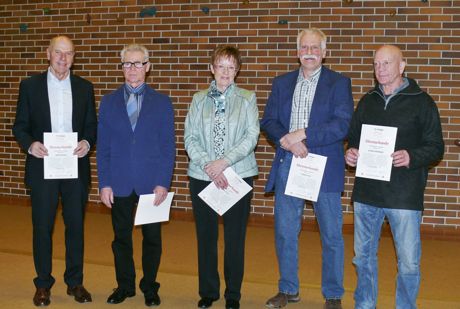 Wurden aufgrund ihrer Verdienste zu Ehrenmitgliedern ernannt: Adolf Schnug, Reinhard Sieblitz, Karin Franz, Günter Fick und Jochen Heinbach (v.li.). Foto: Verein