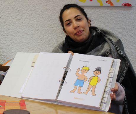 Elternbegleiterin Mariem Benoufella mit Materialien des Programms „Rucksack KiTa“.