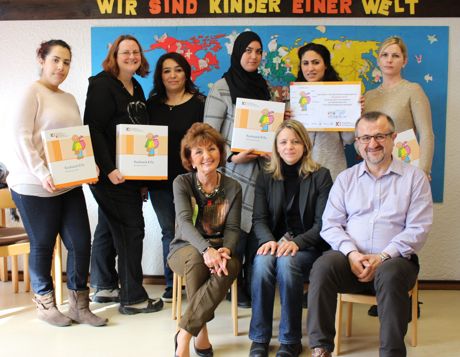 Das Projekt „Rucksack KiTa“ ist erfolgreich in Kreuztal angelaufen (unten v.l.): Renate Kirstein (Leiterin Familienzentrum Fritz-Erler-Siedlung), Yvonne Partmann (Leiterin KI), Veli Aydin (Sozialpädagoge KI); (oben v.l.): Mariem Benoufella (Elternbegleiterin), Susanne Stötzel (Fachkraft für „Sprach-Kita ,Familienzentrum Fritz-Erler-Siedlung) sowie Mütter, die an dem Projekt teilnehmen: Kiraz Baydar, Ouafae El Hasnaoui, Faten Omar und Vasilica Mercan. Fotos (2): Kreis