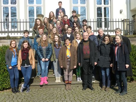 Die französischen Austauschschüler mit ihren Kreuztaler Gastgebern, Schulleiter Herbert Hoß, Lehrerinnen Birgit Schönwald und Linda Ley, die französischen Begleiter Bruno Heurtebize und Clotilde Bouvert sowie dem stellvertretenden Bürgermeister Friedrich Wilhelm Stahlschmidt. Foto: Stadt Kreuztal