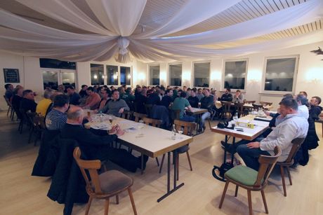 Das Thema "Kunstrasen" wurde von den 67 anwesenden Vereinsmitgliedern des TSV Weißtal diskutiert und Ideen gesammelt. Foto: Verein