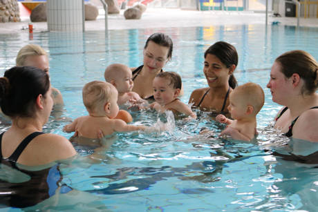 Die Bezeichnung Babyschwimmen ist nicht wörtlich zu nehmen, steht statt Höchstleistungen doch das Wecken des Interesses fürs Spielen und Bewegen im Wasser auf dem Plan. (Fotos: Gemeinde Neunkirchen)