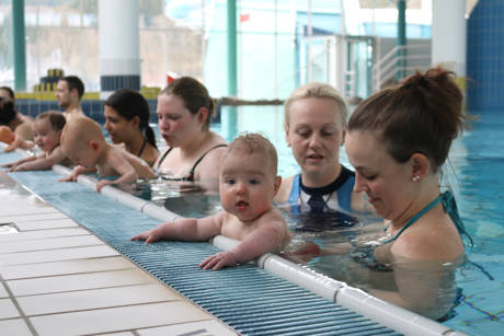 Kursleiterin Corina Becker erklärt ausführlich die Übungen und gibt Tipps zum Umgang mit den Babys im Element Wasser.