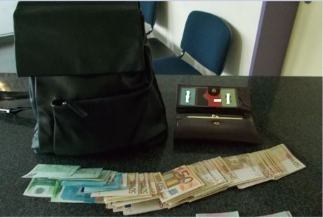 Ein ehrlicher Finder gab diesen Rucksack mit mehr als 2.000 Euro Bargeld bei der Polizeiwache ab. Foto: Kreispolizeibehörde