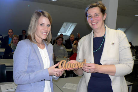 Bei der Konferenz zum Erfolgsmodell Familienunternehmen überreichte Prof. Dr. Petra Moog (rechts) den Best Paper Award an Alexandra Michael von der Uni St. Gallen. (Foto: Uni)
