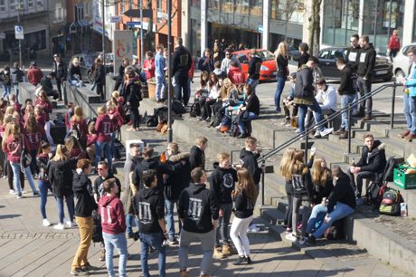 2016-03-18_Abi_Siegen_Kornmarkt_Abiturienten_feiern_Foto_Hercher (5)